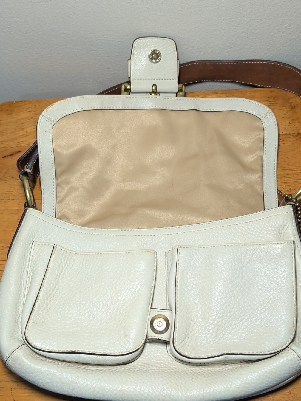 Coach Soho Flap Bag in Cream Pebbled Leather Brown Handle Brass Hardware Y2K - Picture 8 of 12